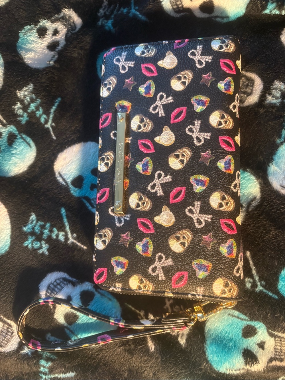 BNWOT BETSEY JOHNSON Skulls Lips Bows Iridescent Diamond Hearts Wallet Wristlet